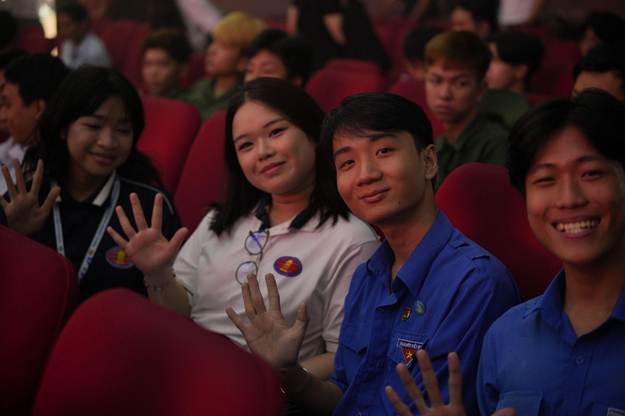 Sinh viên ĐHQG-HCM hào hứng theo dõi chương trình