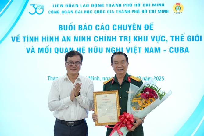 Đồng chí Trần Anh Cường tặng hoa và gửi thư cảm ơn cho báo cáo viên - Đại tá Nguyễn Nhứt