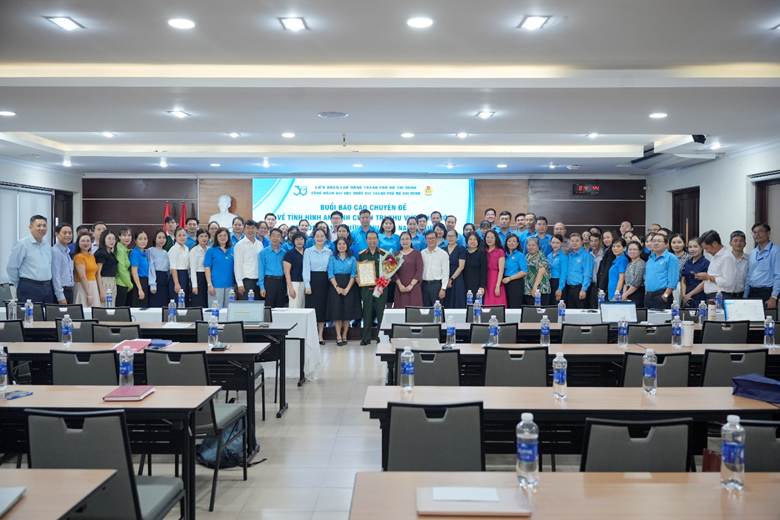 Toàn thể đại biểu chụp hình lưu niệm tại buổi báo cáo