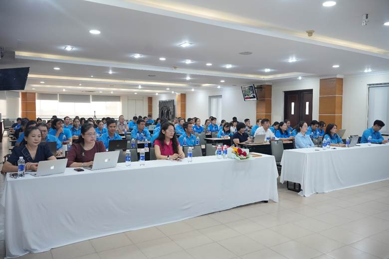 Các đại biểu tham dự tập trung lắng nghe tại buổi báo cáo