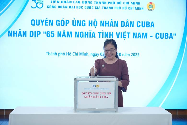 Đồng chí Lê Thị Ngọc Điệp - Phó Trưởng Ban Tuyên giáo Đảng ủy ĐHQG-HCM đóng góp ủng hộ Cu Ba