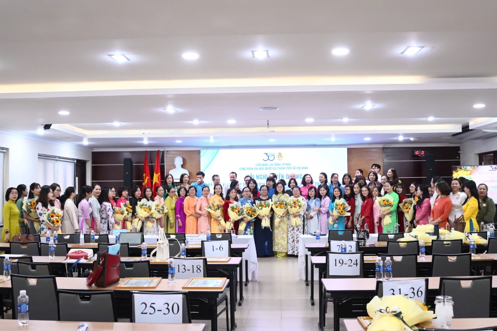 Toàn thể đại biểu chụp hình lưu niệm