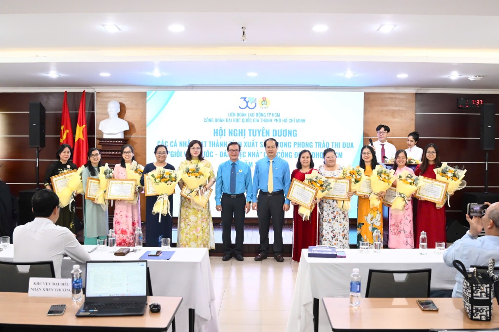 Trao tặng hoa và tuyên dương phụ nữ đạt danh hiệu 2 giỏi