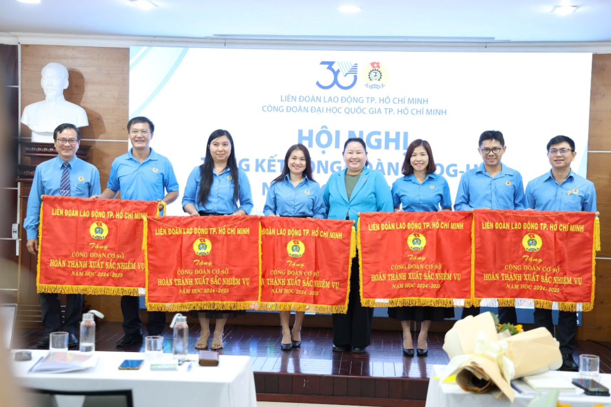 Các đơn vị hoàn thành xuất sắc nhiệm vụ nhận cờ thi đua 