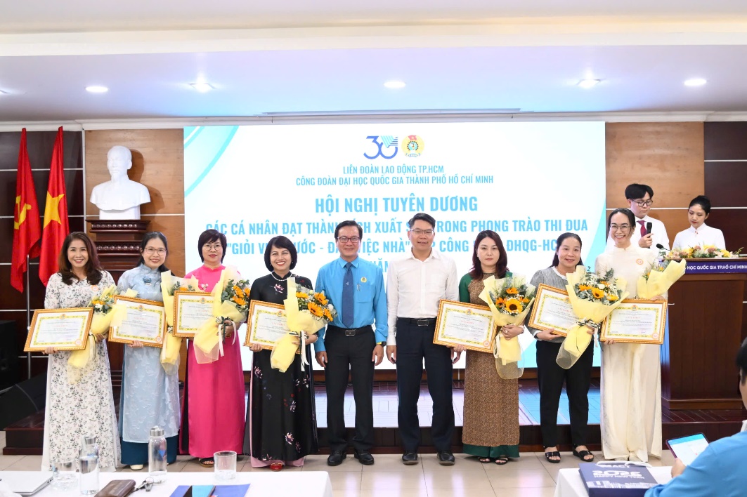 Trao tặng hoa và tuyên dương phụ nữ đạt danh hiệu 2 giỏi