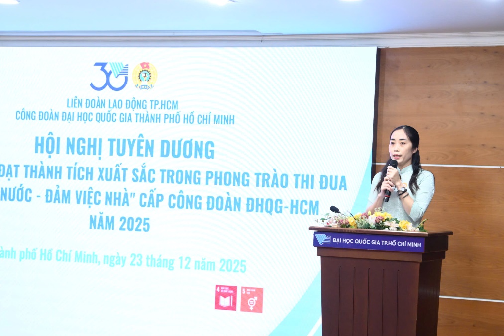 Đ/c Hoàng Thị Dung, Trưởng ban Nữ công Công đoàn Cơ quan ĐHQG-HCM phát biểu tại Hội nghị