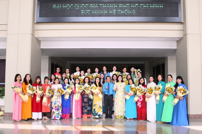 Các nữ đại biểu được tuyên dương chụp hình lưu niệm