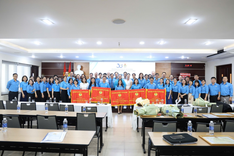 Toàn thể đại biểu chụp hình lưu niệm