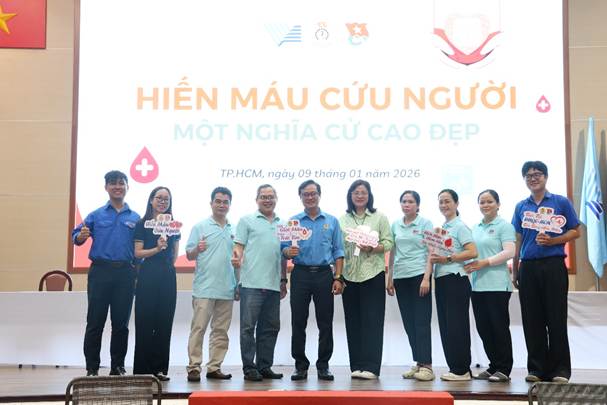 Ban Tổ chức chụp ảnh lưu niệm