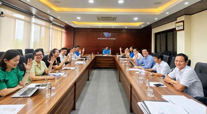 Hình 1. Đại biểu biểu quyết thông qua các nội dung của Hội nghị