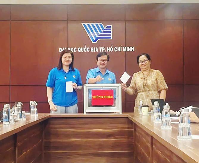 Hình 2. Bỏ phiếu bầu bổ sung 01 Ủy viên Ban Chấp hành Công đoàn ĐHQG-HCM nhiệm kỳ 2023-2030